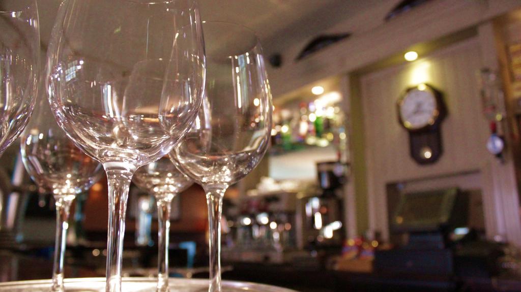 Keanes Of Curraheen, Bar, Restaurant & Accommodation Тралий Екстериор снимка